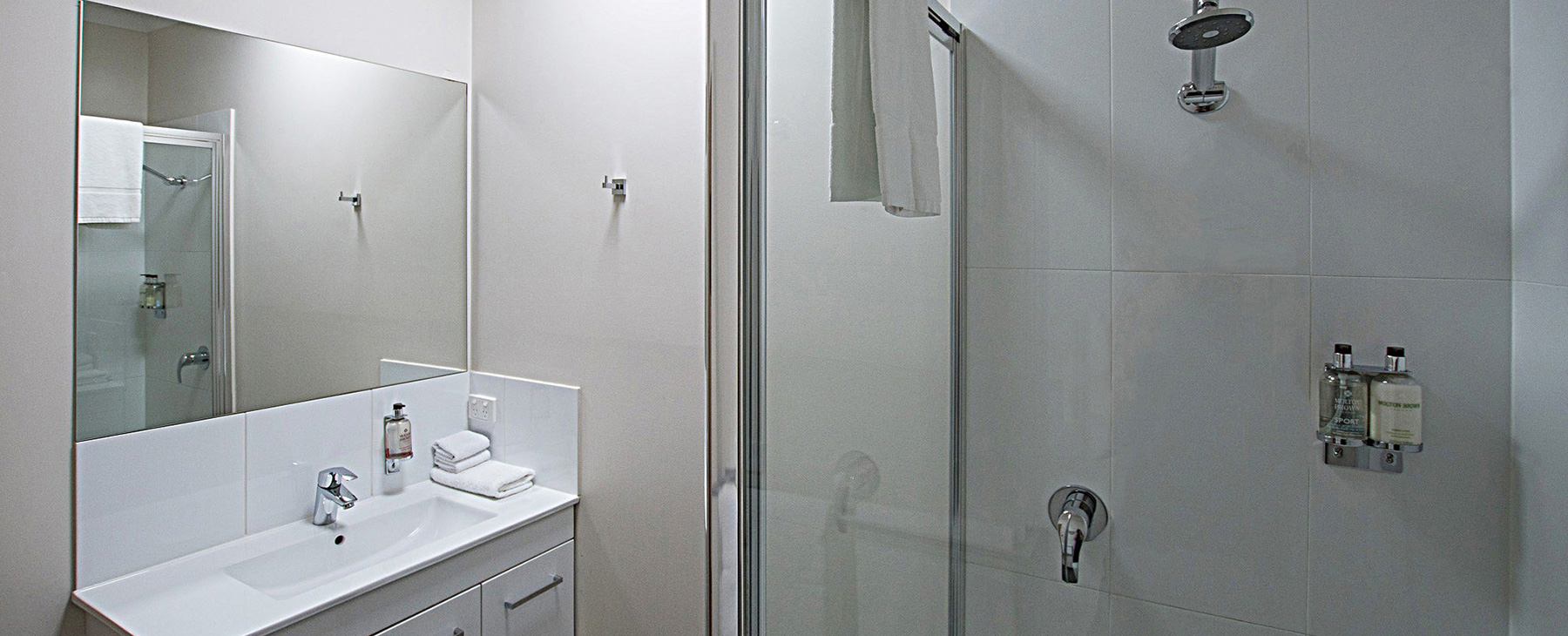 10a-New-ensuite-with-premium-toiletries-and-fluffy-towels