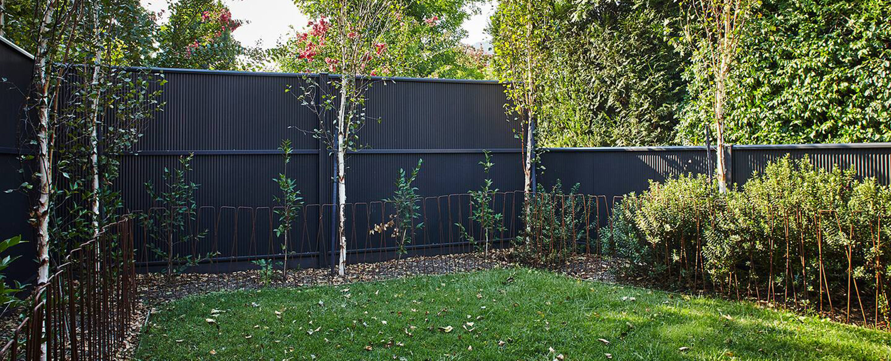 12-Your-fully-fenced,-private-garden.--Two-minutes-walk-to-the-river-and-a-huge-park,-6-minutes-flat,-easy-walk-into-town---perfect