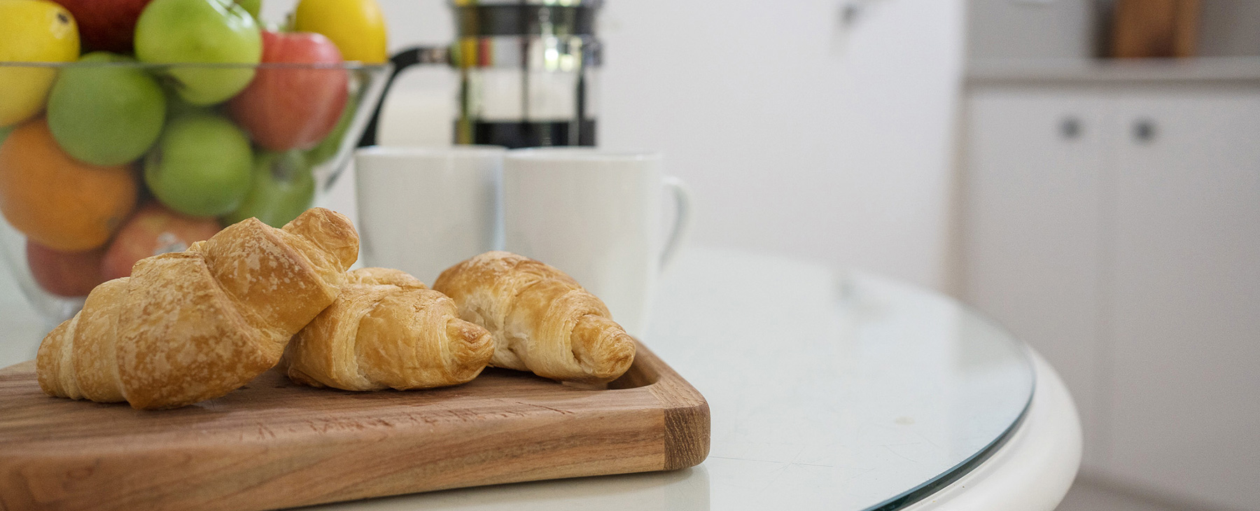 7-Dining-table-large-enough-to-work-from-if-you-need-to-keep-in-touch.