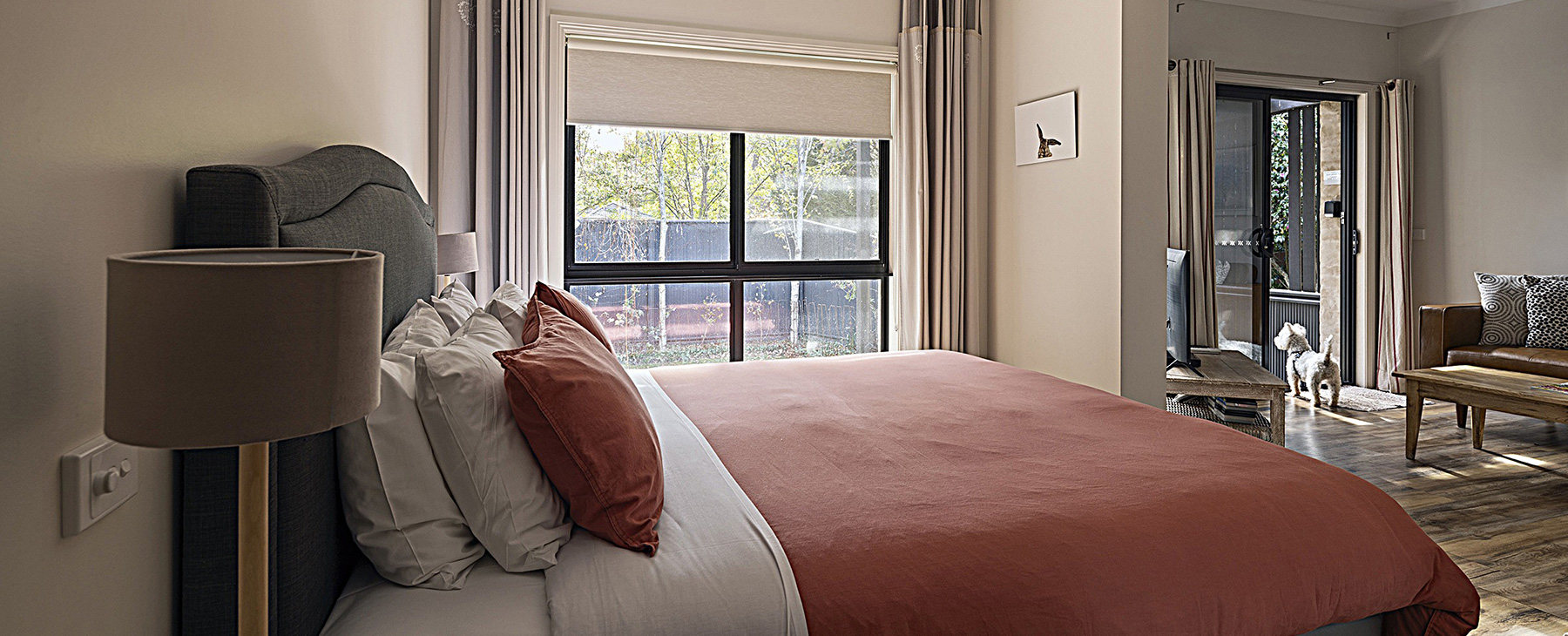 8a-King-size-bed,-quality-linen,--garden-outlook