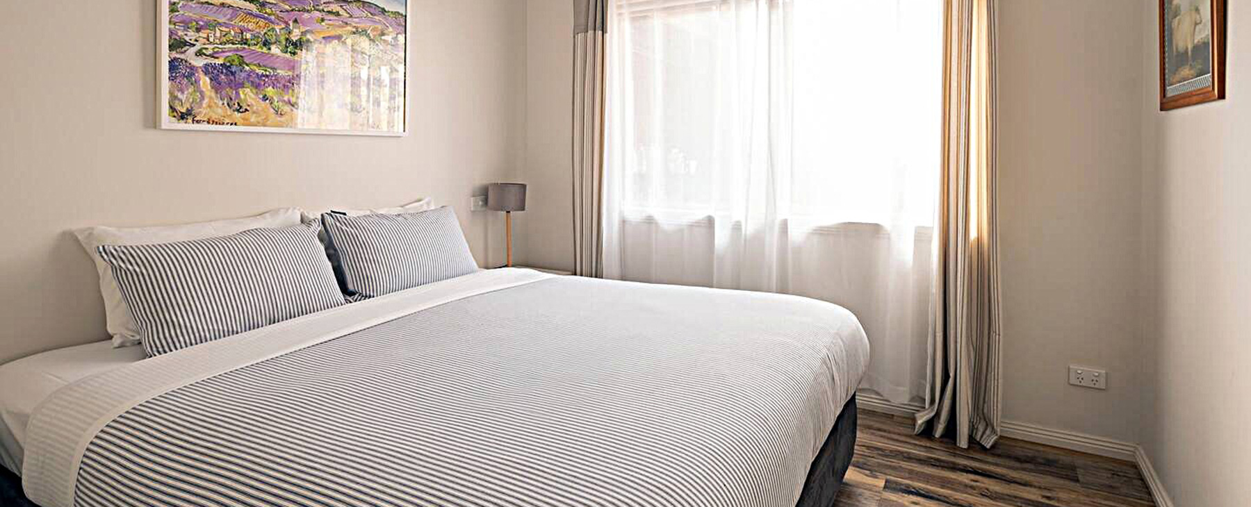 29a.--Bedroom-3.--King-size-bedroom-with-premium-quality-linen