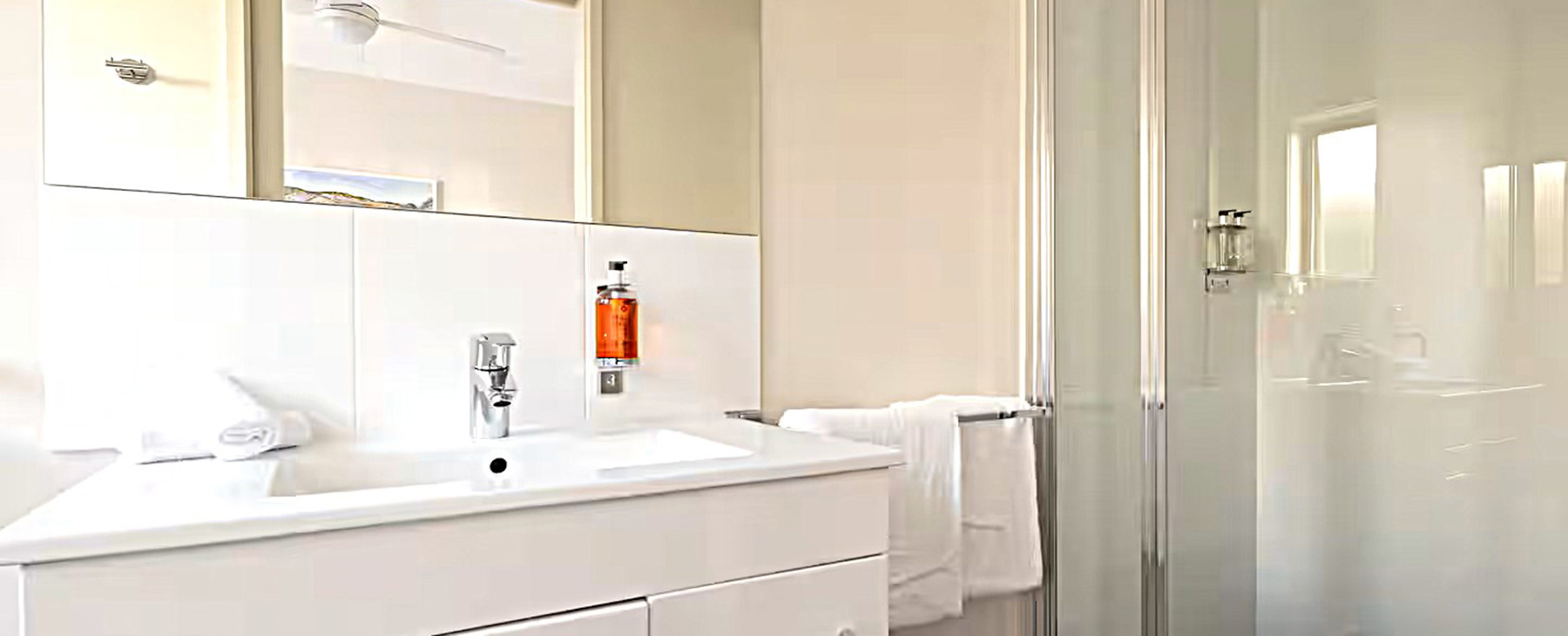 30a.--Bedroom-2-bathroom.--All-bathrooms-have-premium-quality-toiletries