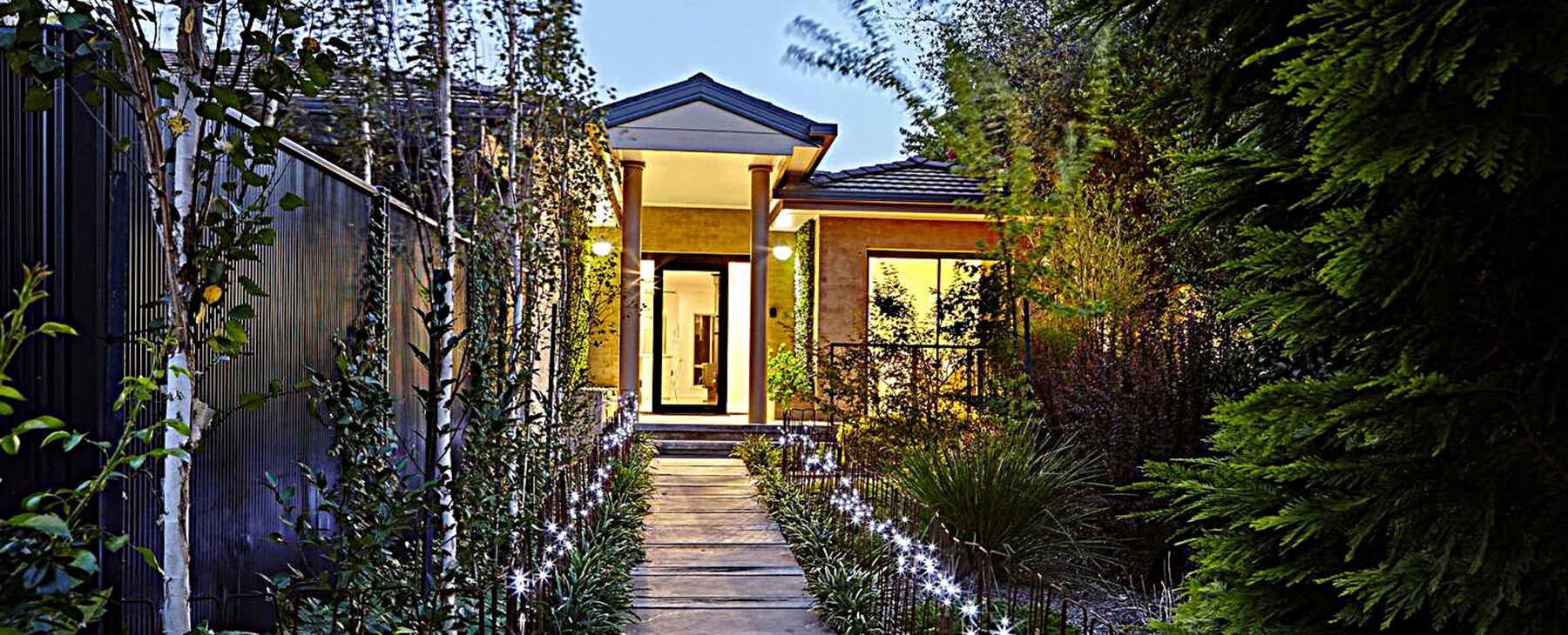 4a.--Stylish-entrance-through-a-professionally-landscaped-garden.--Parking-on-site-for-5-cars