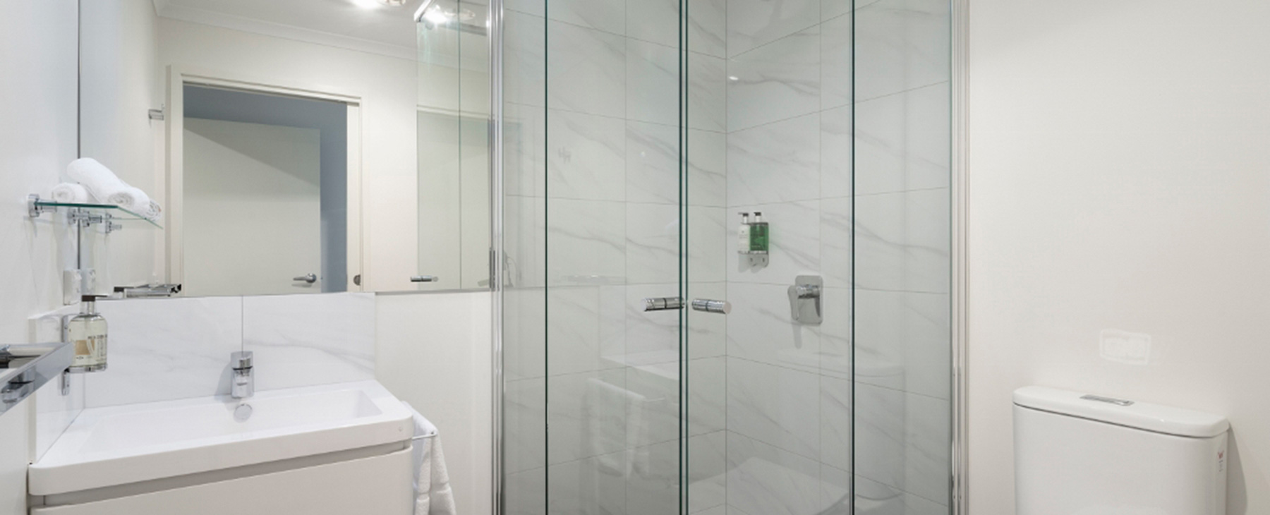 12-New-ensuite-bathroom-to-main-bedroom-with-fluffy-towels-and-quality-toiletries