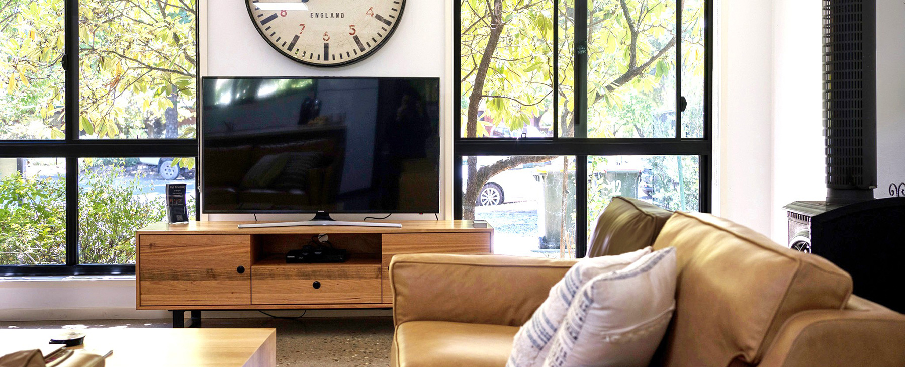 2a-Wide-screen-Smart-TV-and-garden-outlook-to-peaceful-court