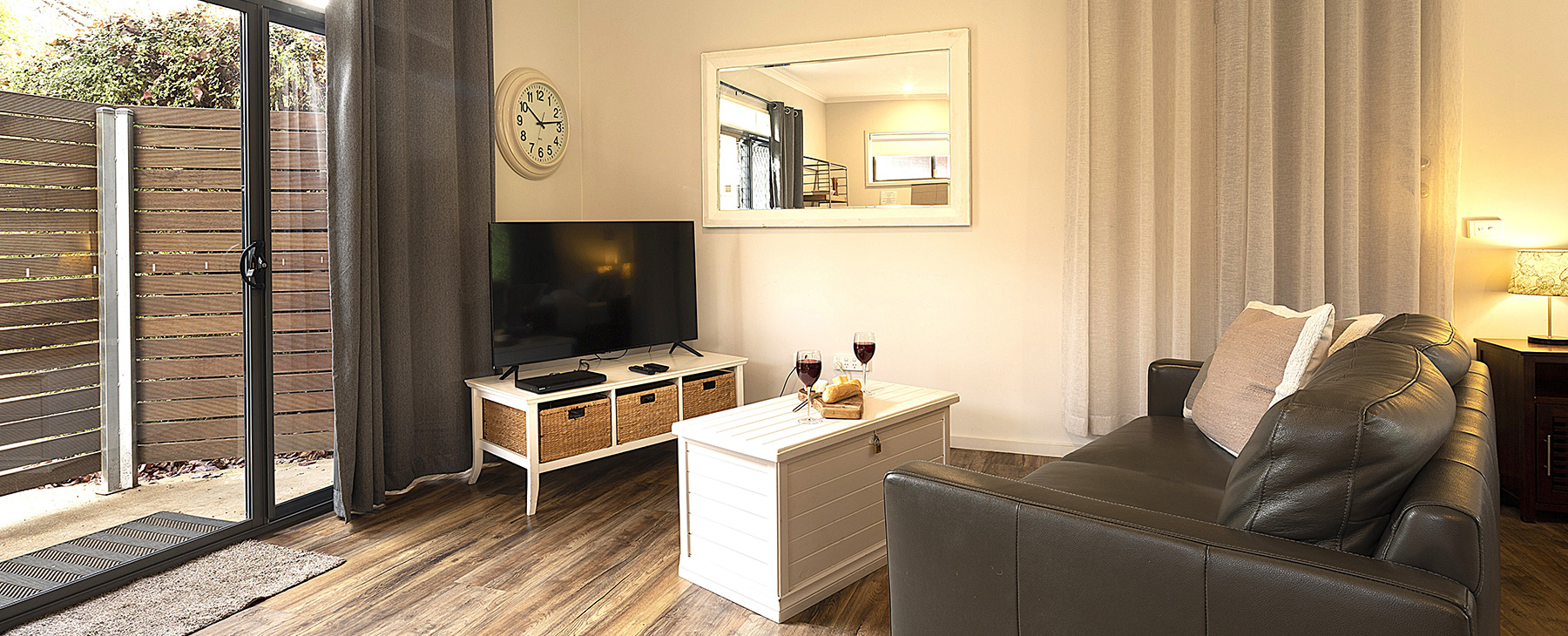 1a.-BIG-Smart-TV-and-premium-quality-furnishings
