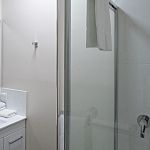 10a-New-ensuite-with-premium-toiletries-and-fluffy-towels