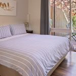 2.--King-Size-bed,-garden-outlook,-quality-linen